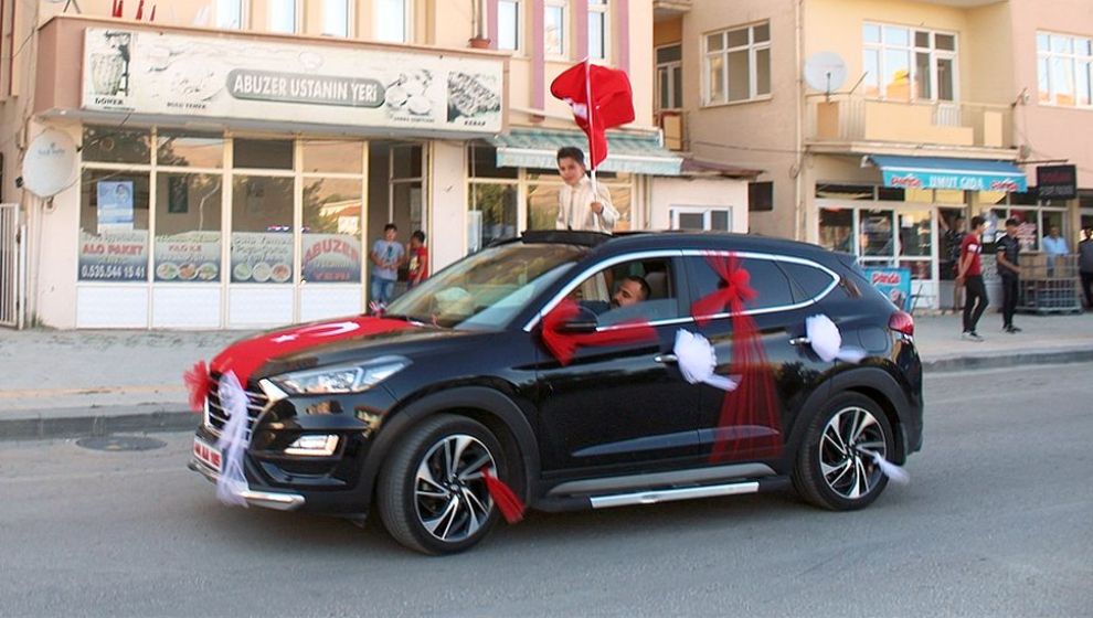 Makam Otosu Annesi Şehit Olan Yiğit'in Sünnet Arabası