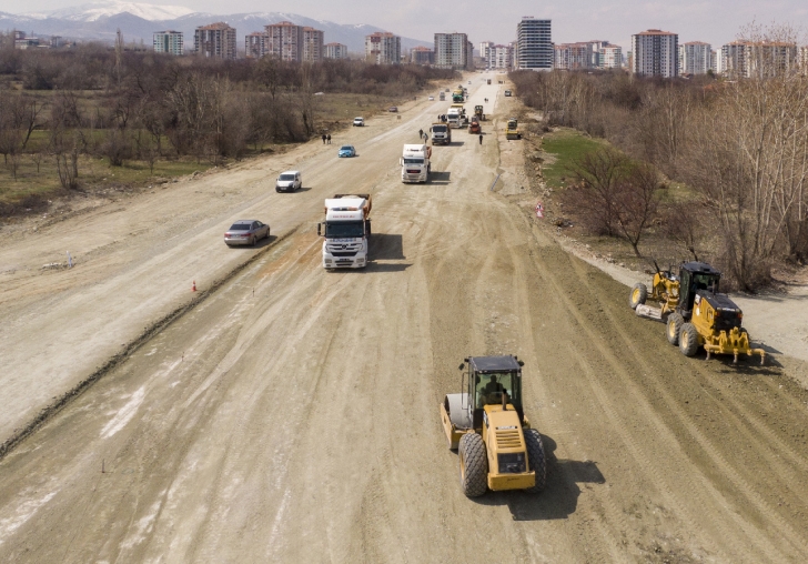 MALATYA BÜYÜKŞEHİR BELEDİYESİ, 35 METRELİK YOLDA ÜST YAPI ÇALIŞMALARINA BAŞLADI