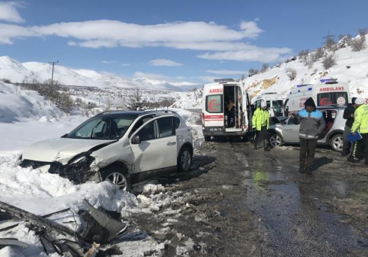 Malatya'da iki otomobilin çarpışması sonucu 9 kişi yaralandı