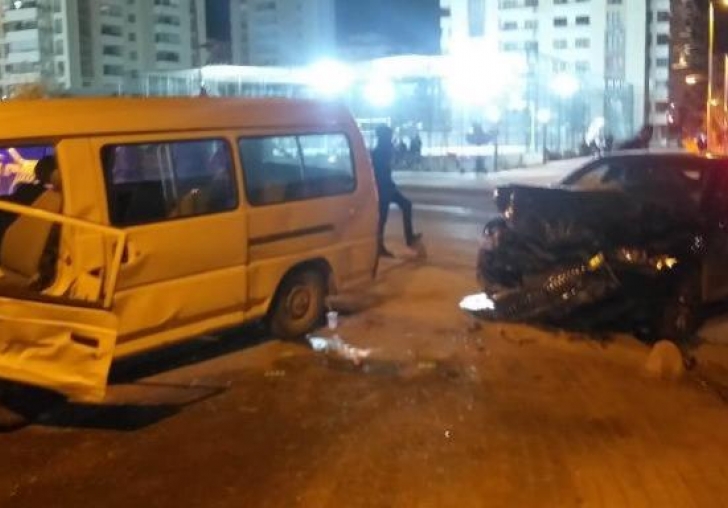 Malatya'da otomobil ile minibüs çarpıştı: 5 yaralı