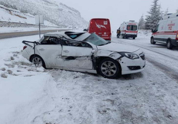 Malatya'da tıra çarpan otomobildeki 4 kişi yaralandı