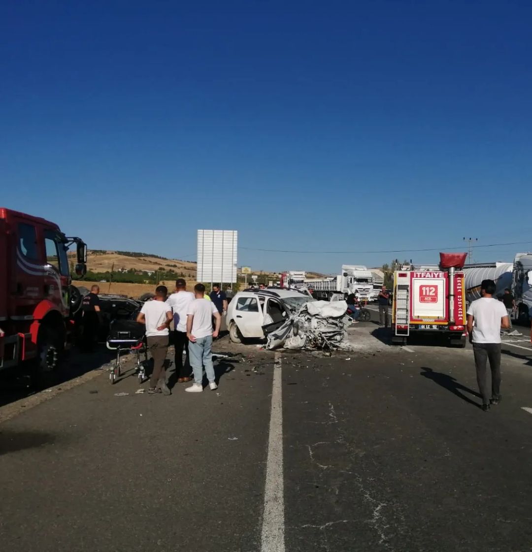 Malatya'da Üç Araç Çarpıştı: 2 Ölü, 4 Yaralı