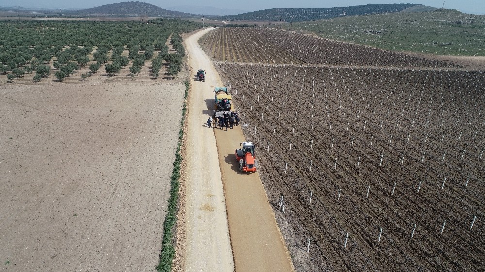 Manisa´da bakımsız yol beton gibi sağlam olacak
