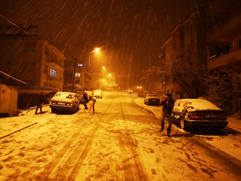 Mart kapıdan baktırdı, Denizli´ye lapa kapa kar yağdı
