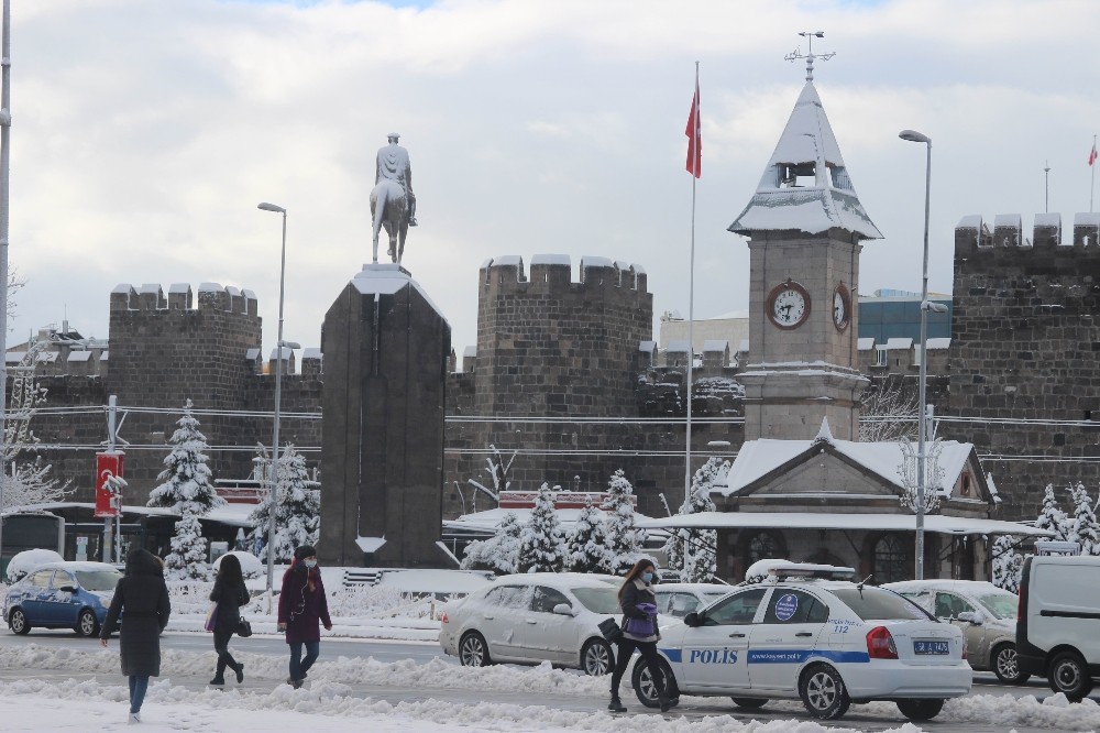 Mart karı Kayseri´yi beyaza bürüdü
