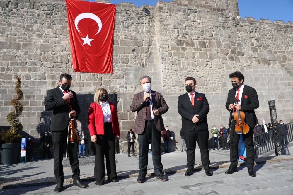 Melikgazi´de 100. yıl anısına İstiklal Ruhu Tarihi Kale´den yankılandı
