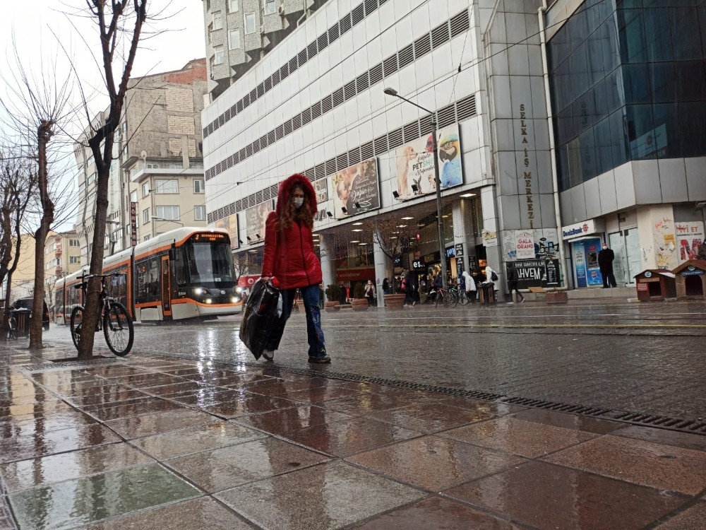 Meteorolojinin uyarılarını dikkate almayan vatandaşlar soluğu saçak altılarında aldı
