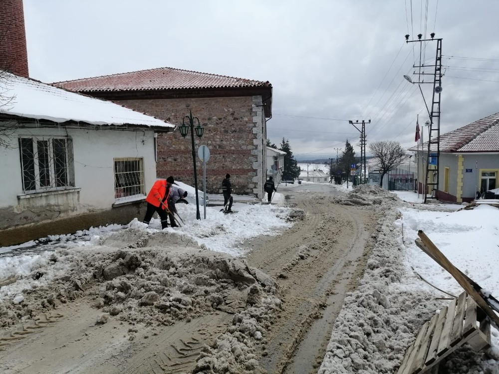 Mihalıççık´ta karla kaplı cadde ve sokaklar temizlendi
