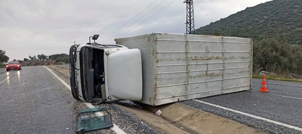 Milas´ta kontrolden çıkan kamyon yola devrildi
