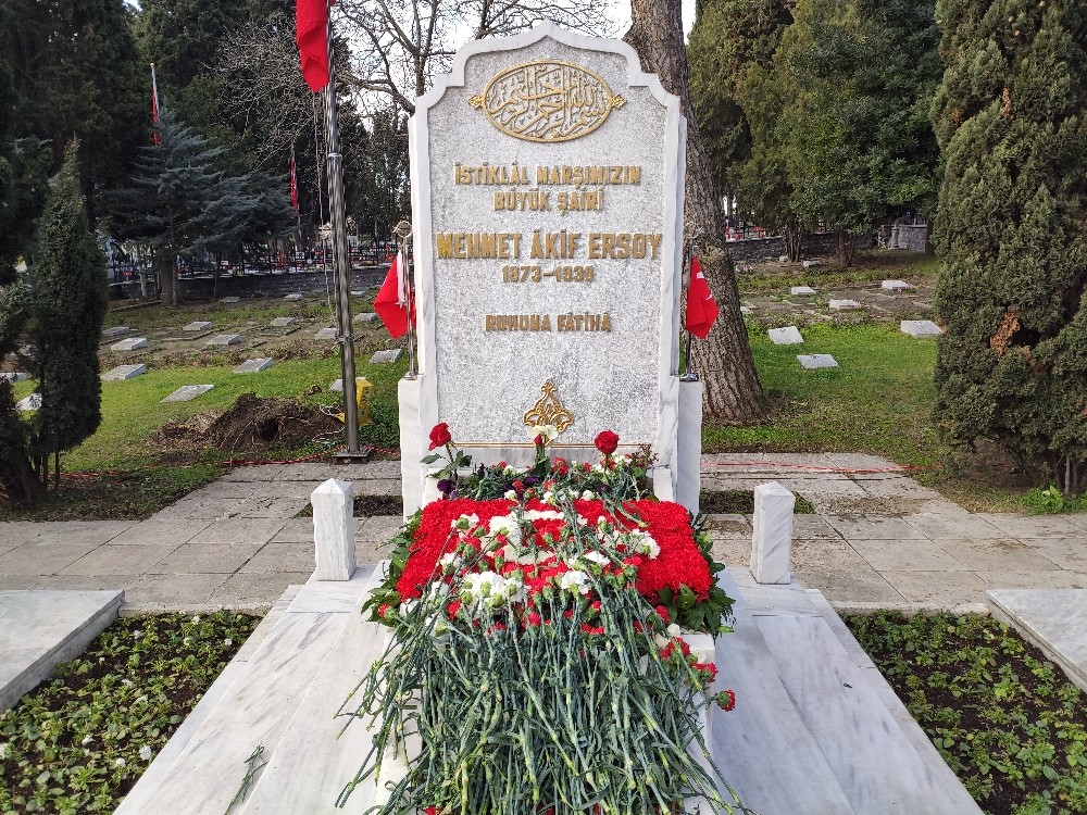 Milli şair Mehmet Akif Ersoy kabri başında anıldı
