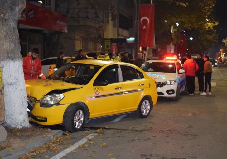 Minibüs Çarptı, Kontroldan Çıktı