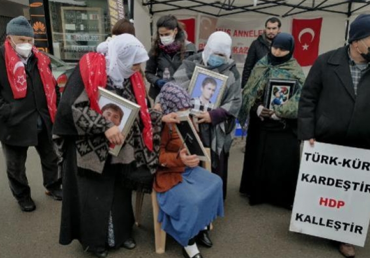 MUŞ'TA AİLELERİN DONDURUCU SOĞUKTA EVLAT NÖBETİ