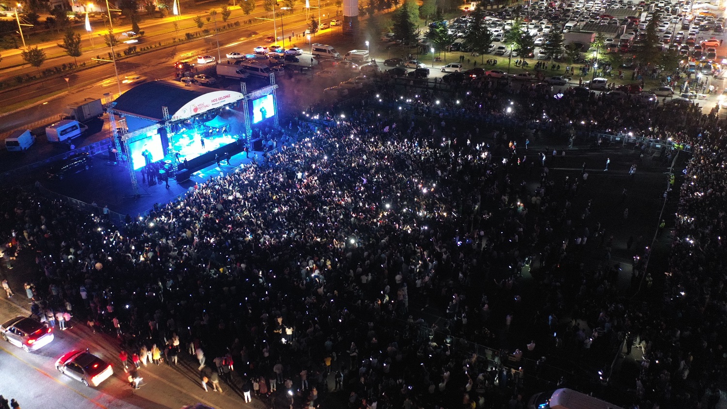 Mustafa Ceceli’nin Konserini 40 Bin Kişi İzlendi