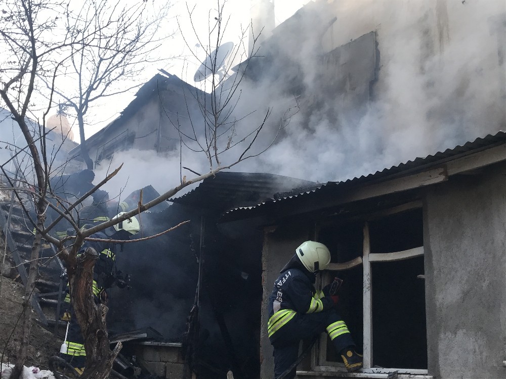 Müstakil evdeki yangın paniğe neden oldu
