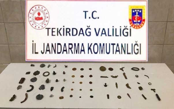 Müzede olması gereken eserleri, evinde saklarken yakalandı
