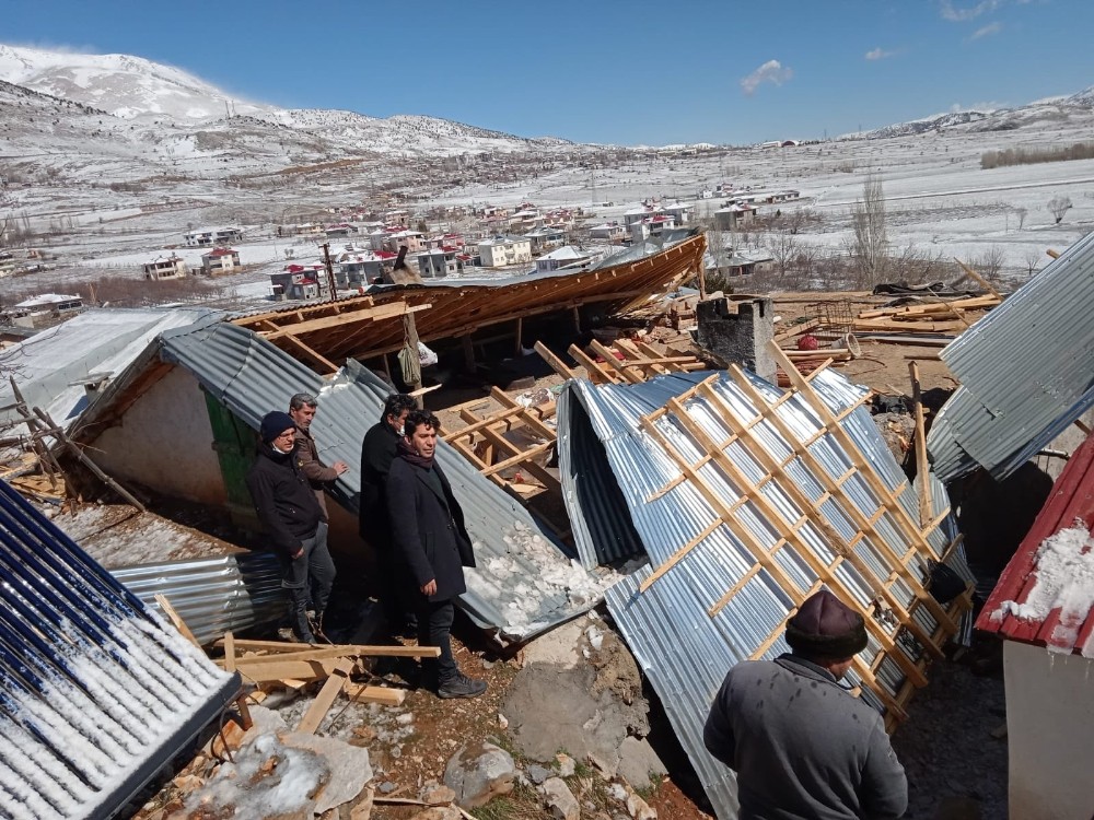 Nurhak´ta şiddetli rüzgar çatıları uçurdu
