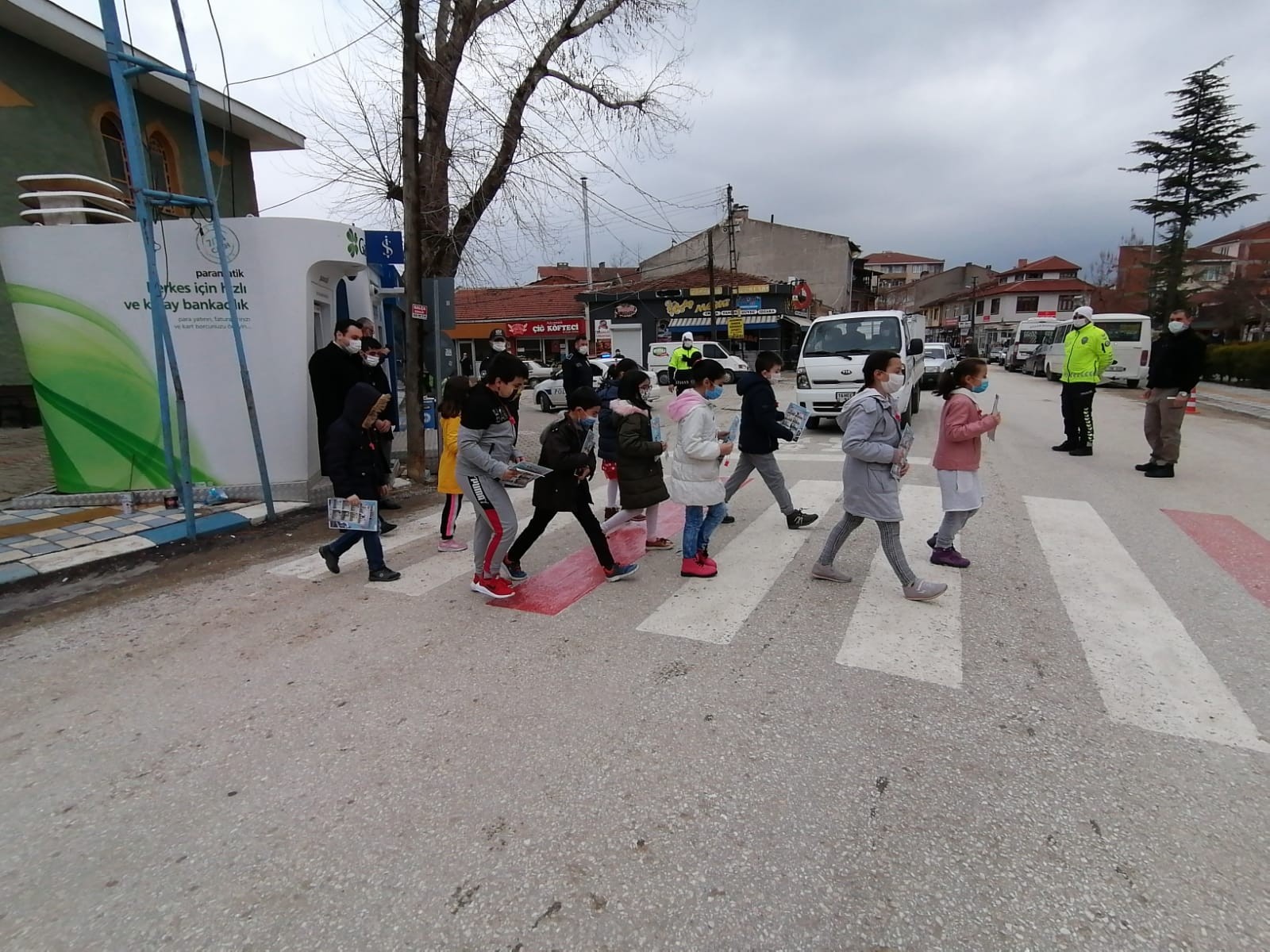 Öğrencilere kırmızı düdük, sürücülere broşür dağıtıldı
