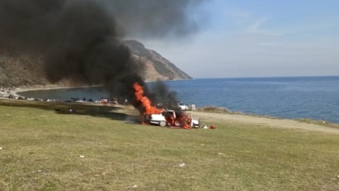 Önünde piknik yaptıkları araç cayır cayır yandı
