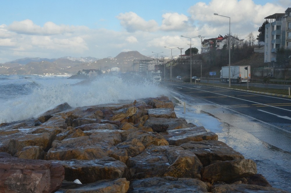 Ordu´da dev dalgalar karayoluna ulaştı
