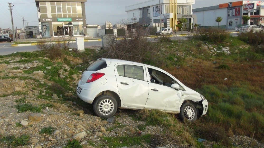 Otomobil ticari araçla çarpıştı: 3 yaralı
