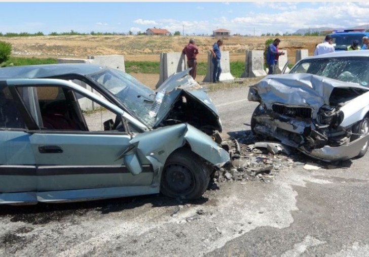 Otomobiller Kafa Kafaya Çarpıştı.. 1i Ağır 2 Yaralı