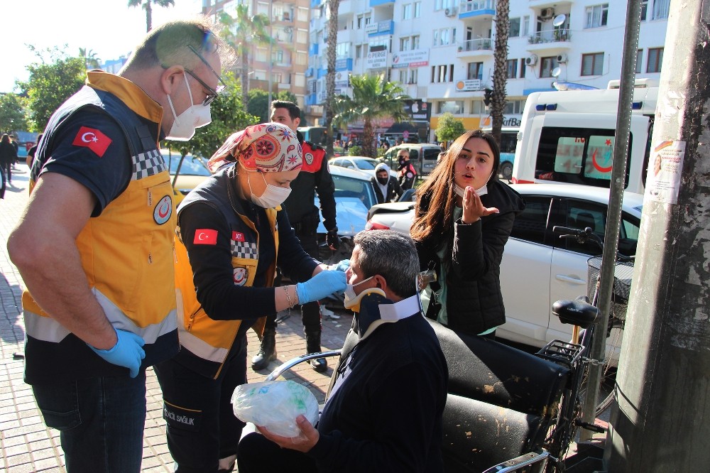 (ÖZEL) Üzerlerine gelip kaldırıma çıkan otomobilden son anda kaçarak kurtuldular
