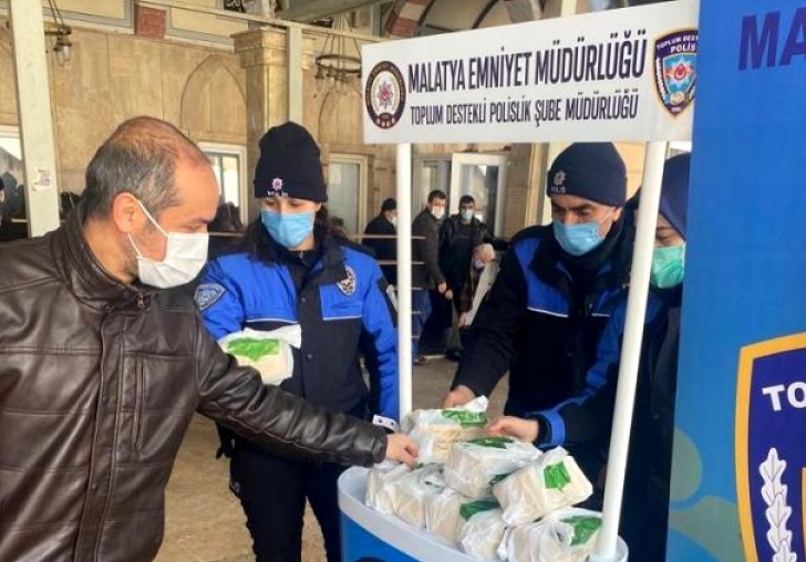 Polis kandil simidi dağıttı