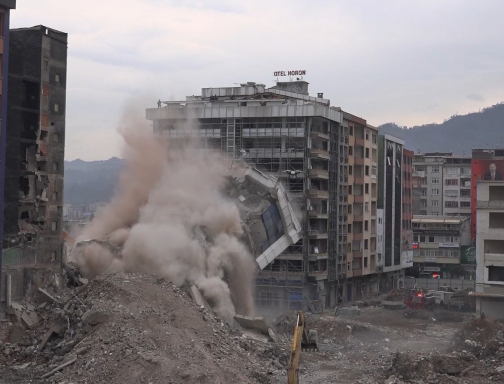 Rize´de kentsel dönüşüm çalışmalarında yıkımlar sürüyor
