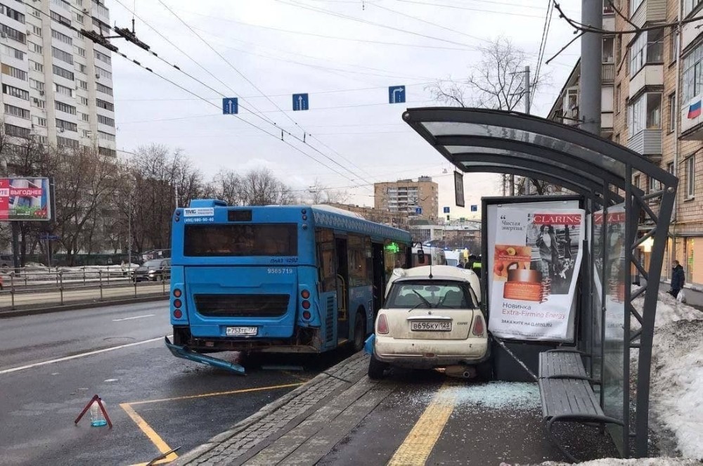 Rusya´da aşırı süratli araç otobüs durağına daldı: 3 yaralı
