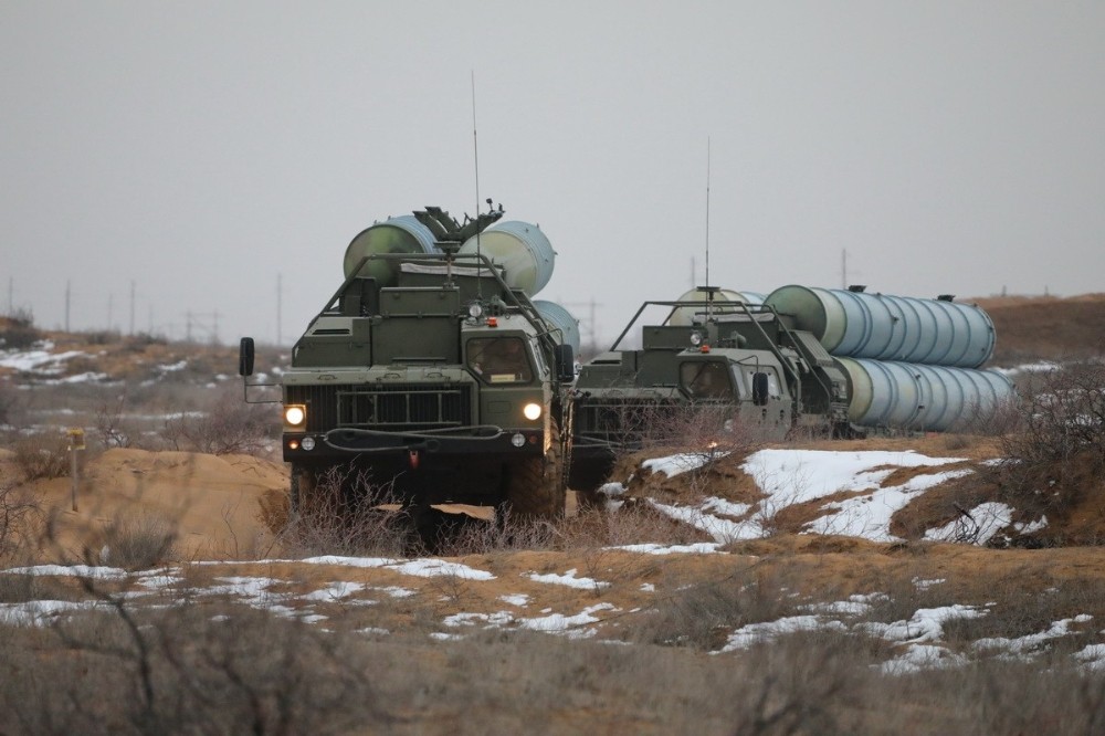 Rusya´nın ateşlediği S-400 füzeleri 700 kilometre uzaklıktaki hedefi vurdu
