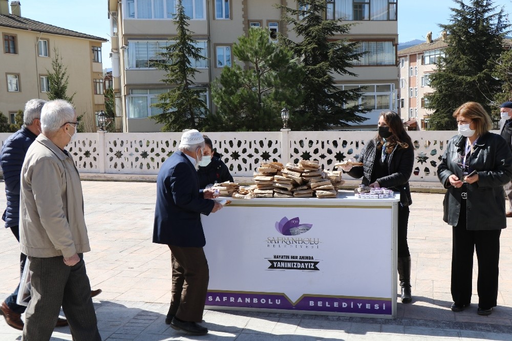 Safranbolu´da Mehmet Akif Ersoy´un ruhu için simit ikramı yapıldı
