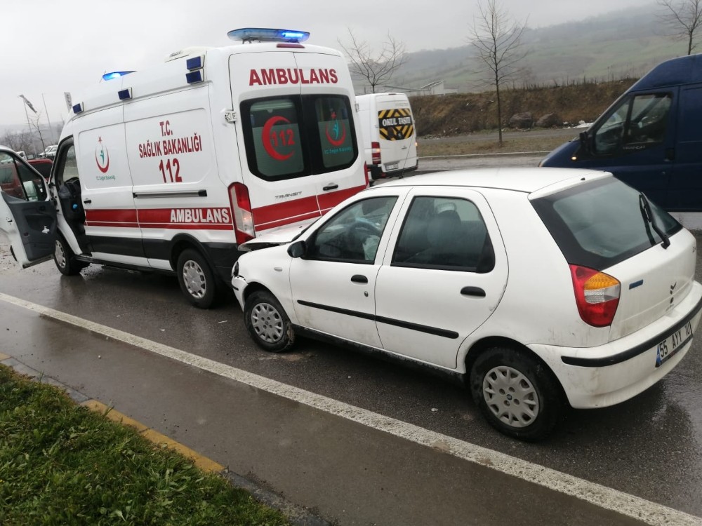 Samsun´da 1´i ambulans 5 aracın karıştığı zincirleme kaza: 3 kişi yaralandı
