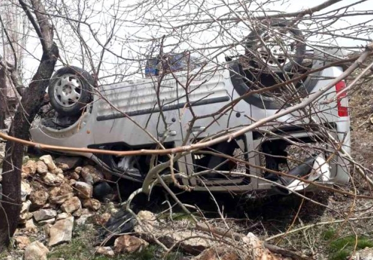 Şarampole devrilen aracın sürücüsü yaralandı