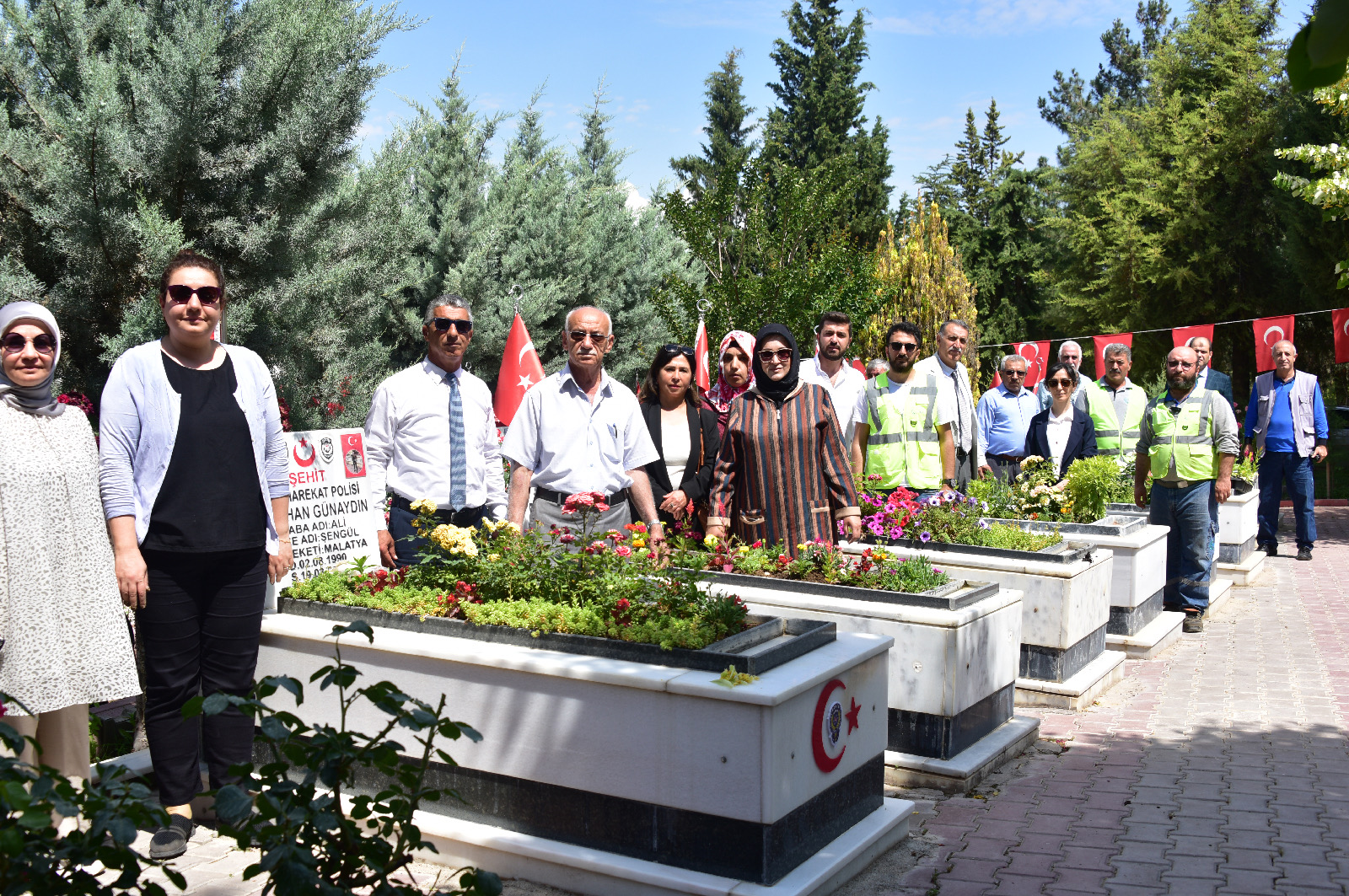 Şehitliğe Rengarenk Çiçek Ekimi  Gerçekleştirildi