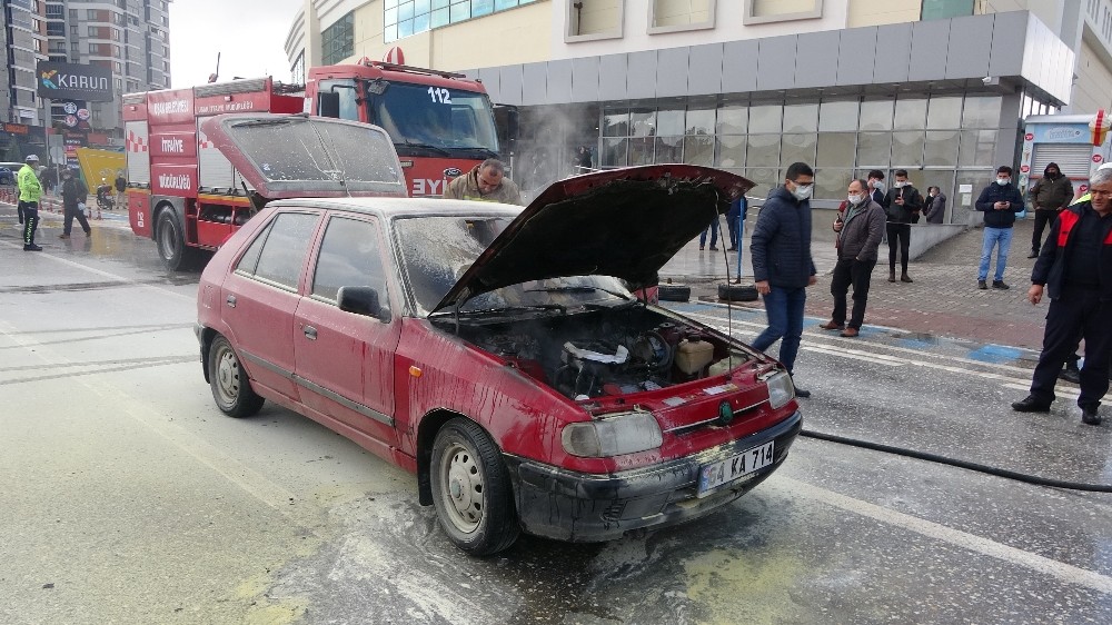 Seyir halindeki araç alev alev yandı
