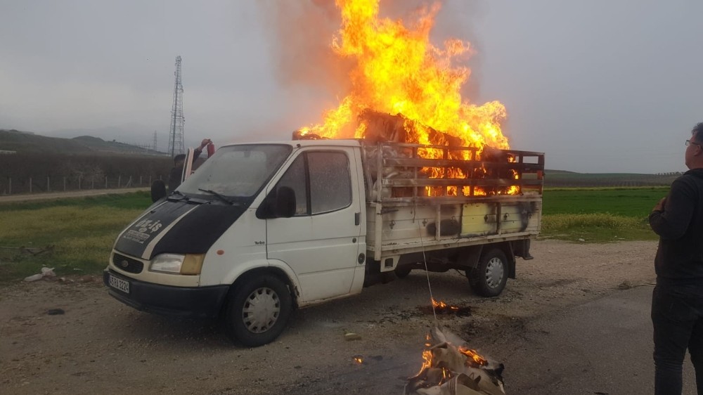 Seyir halindeki kamyonetin kasasındaki eşyalar alev aldı
