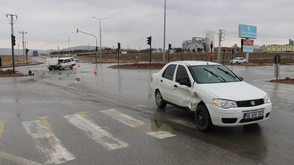 Sivas´ta otomobiller kavşakta çarpıştı: 2 çocuk yaralandı
