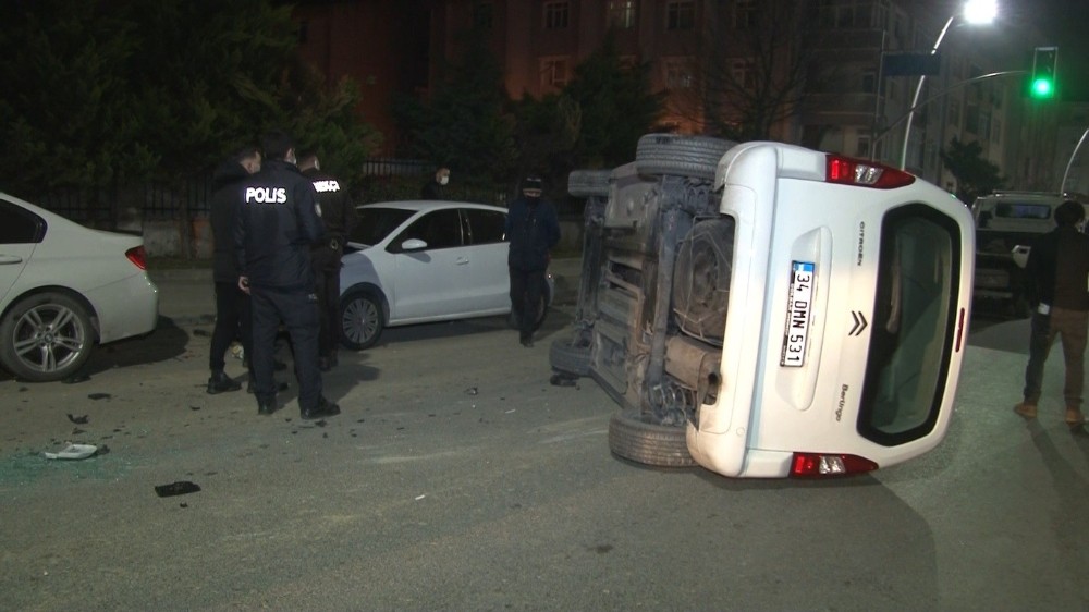 Sultangazi´de kontrolden çıkan ticari araç, otomobillere çarparak yan yattı
