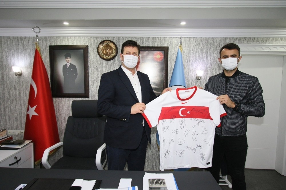 TFF hakemlerinden Başkan Soykan´a anlamlı hediye
