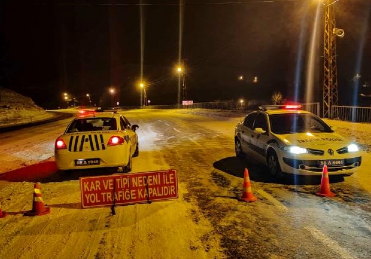 Tipi yolları kapattı, araç geçişleri durduruldu