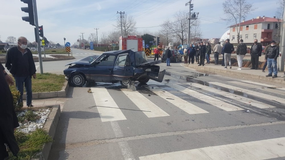 Trafik ışıklarında bekleyen otomobile arkadan çarpıp, kaçtı
