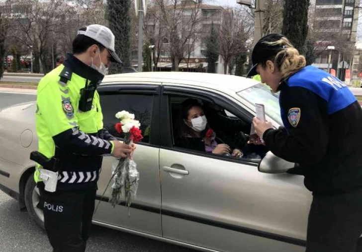 Trafik uygulaması bu kez farklı oldu, polisler kadınları karanfillerle karşıladı