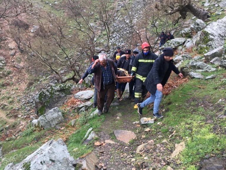 Uçuruma yuvarlanan çobanı itfaiye kurtardı
