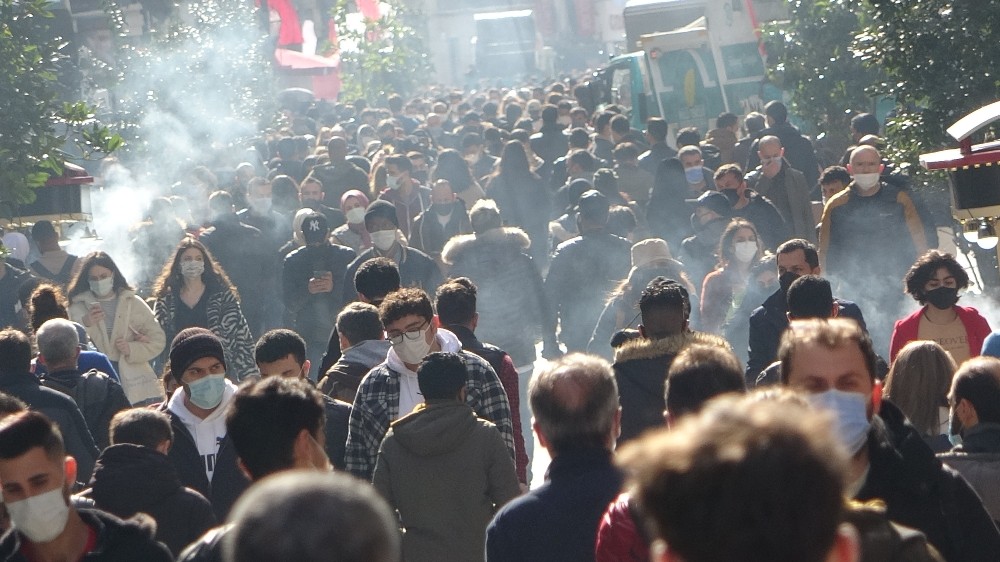 Vaka sayıları artarken İstiklal Caddesi´ndeki kalabalık pes dedirtti
