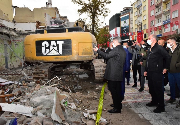 Vali Baruş, Çöken Binada İncelemelerde Bulundu