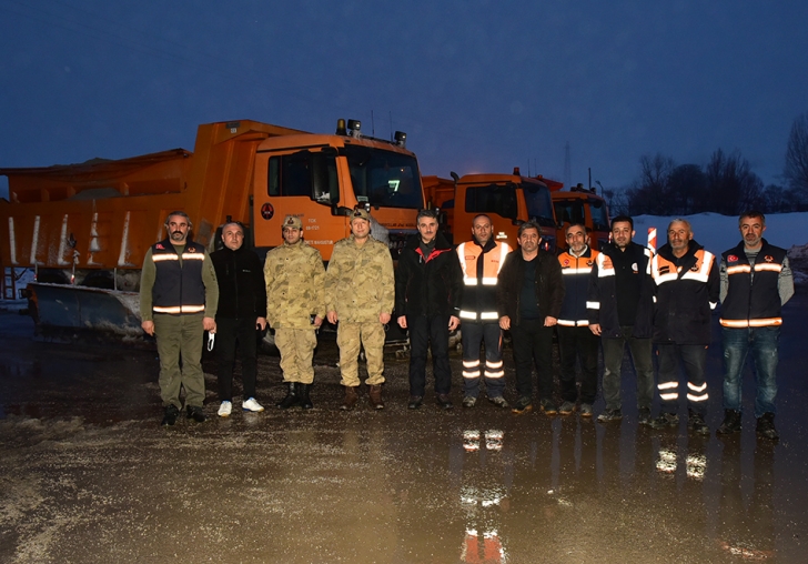 Vali Baruş Darendede Yol Temizleme Çalışmalarına Katıldı