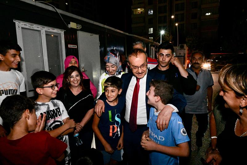 Vali Seddar Yavuz, Konteyner Kent Ziyaretleriyle Depremzedelere Moral Desteğini Sürdürüyor