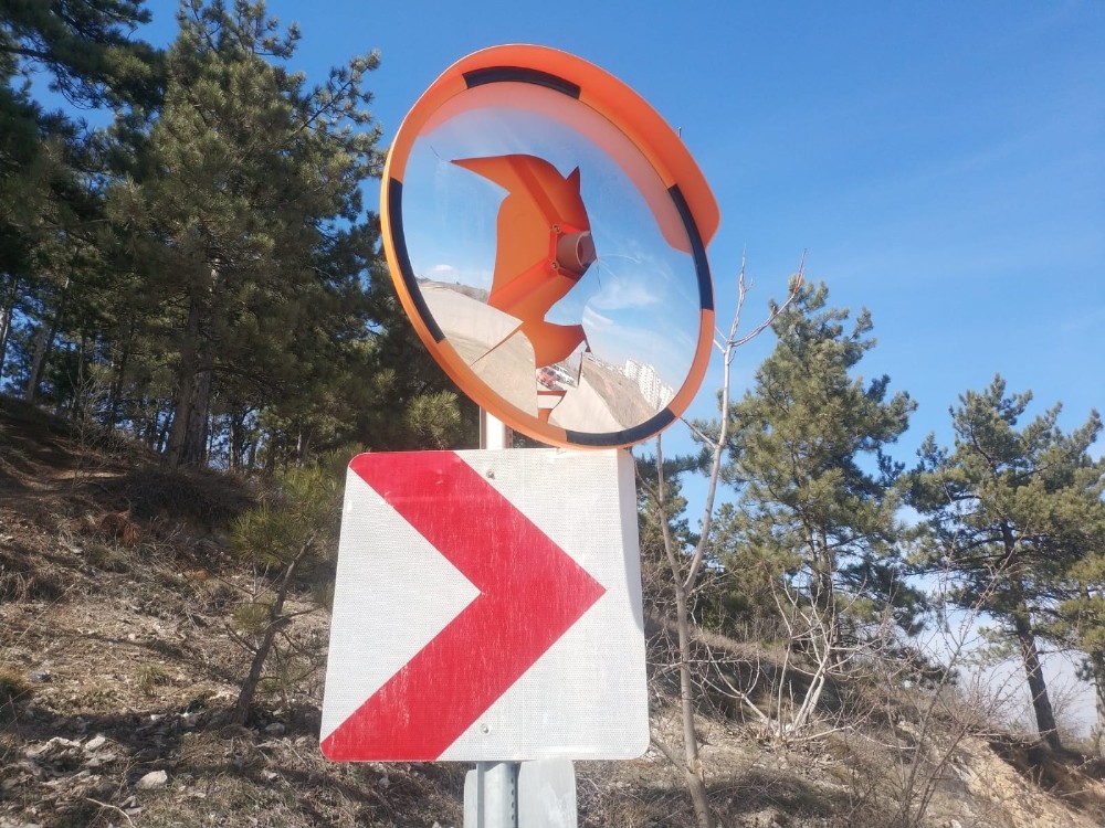 Vandallar yol güvenliğini sağlayan tepegöz güvenlik aynasını kırdı
