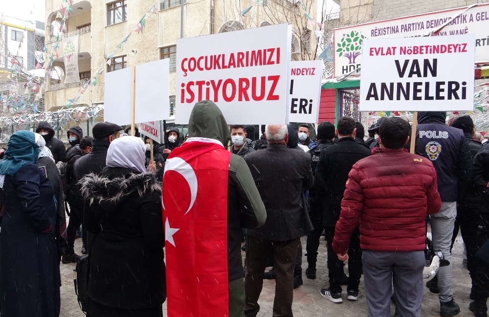 Vanlı anneler evlatları için HDP il binasına yürüdü
