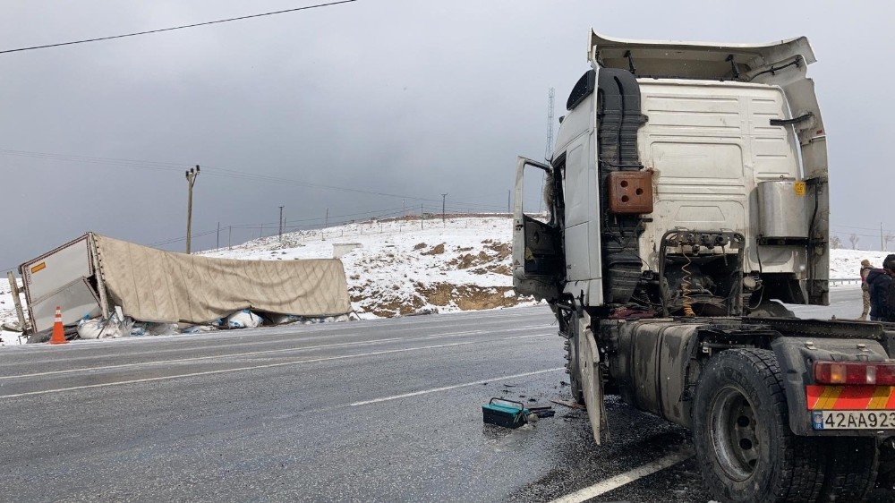 Virajı alamayan tır istinat duvarına çarptı: 1 yaralı
